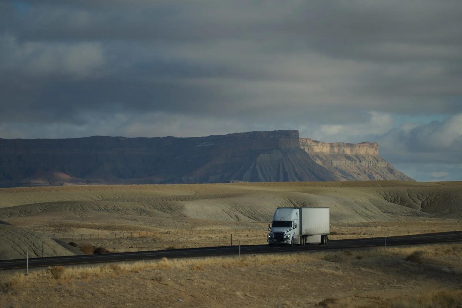 Box truck on a US desert highway, representing trucking and moving company SEO